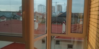 Экрерное остекление углового балкона 